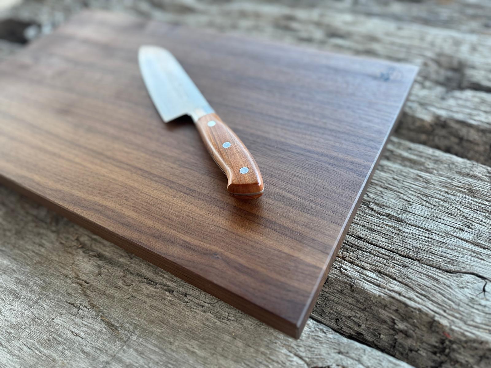 Holzbrett mit gerader Kante - Nussbaum 2,6 cm dick - drei Größen - Spessartbrett