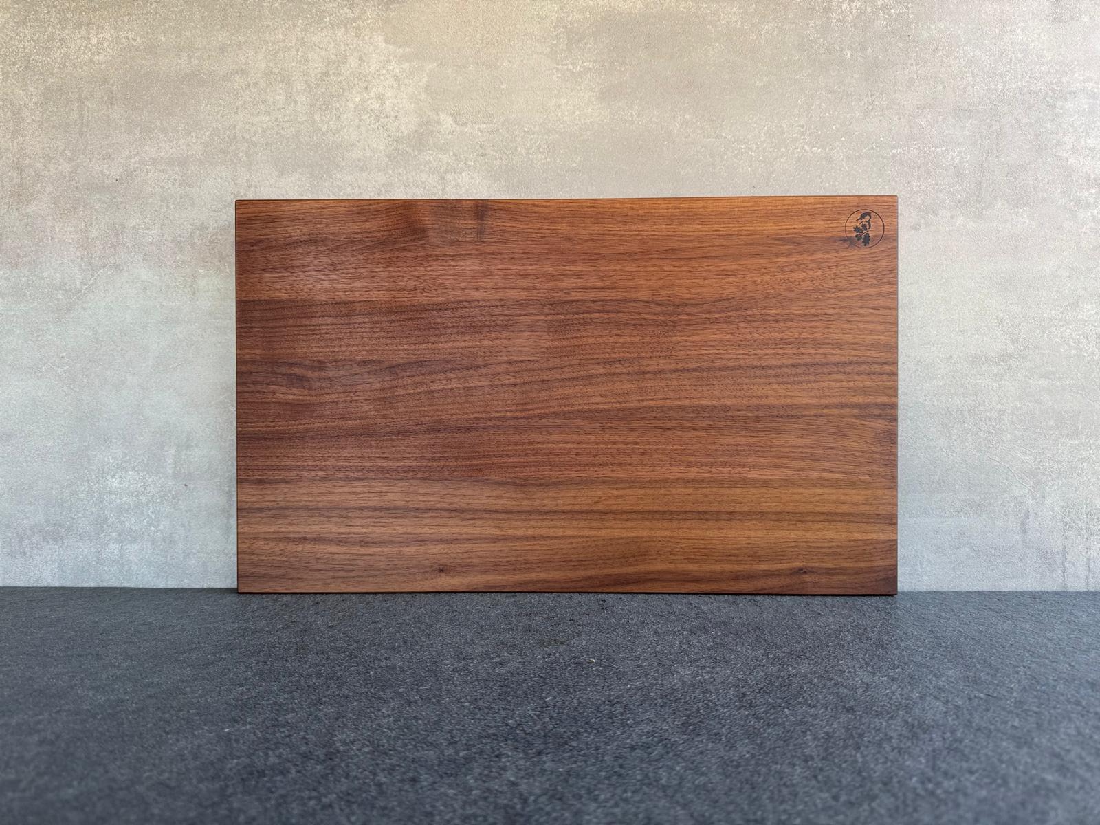 Holzbrett mit gerader Kante - Nussbaum 2,6 cm dick - drei Größen - Spessartbrett