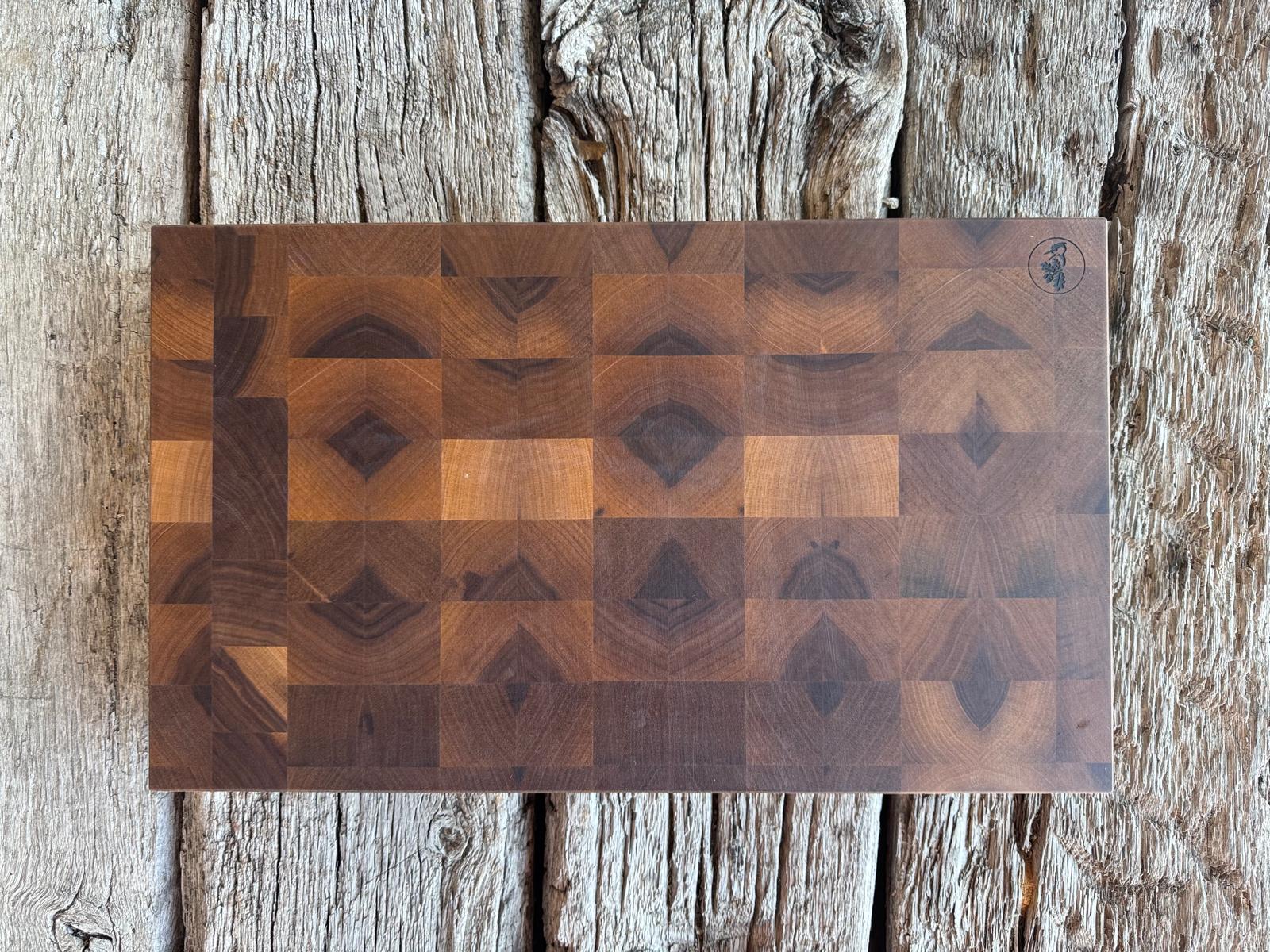 Nussbaum Hirnholz Schneideblock in 49 cm Breite.