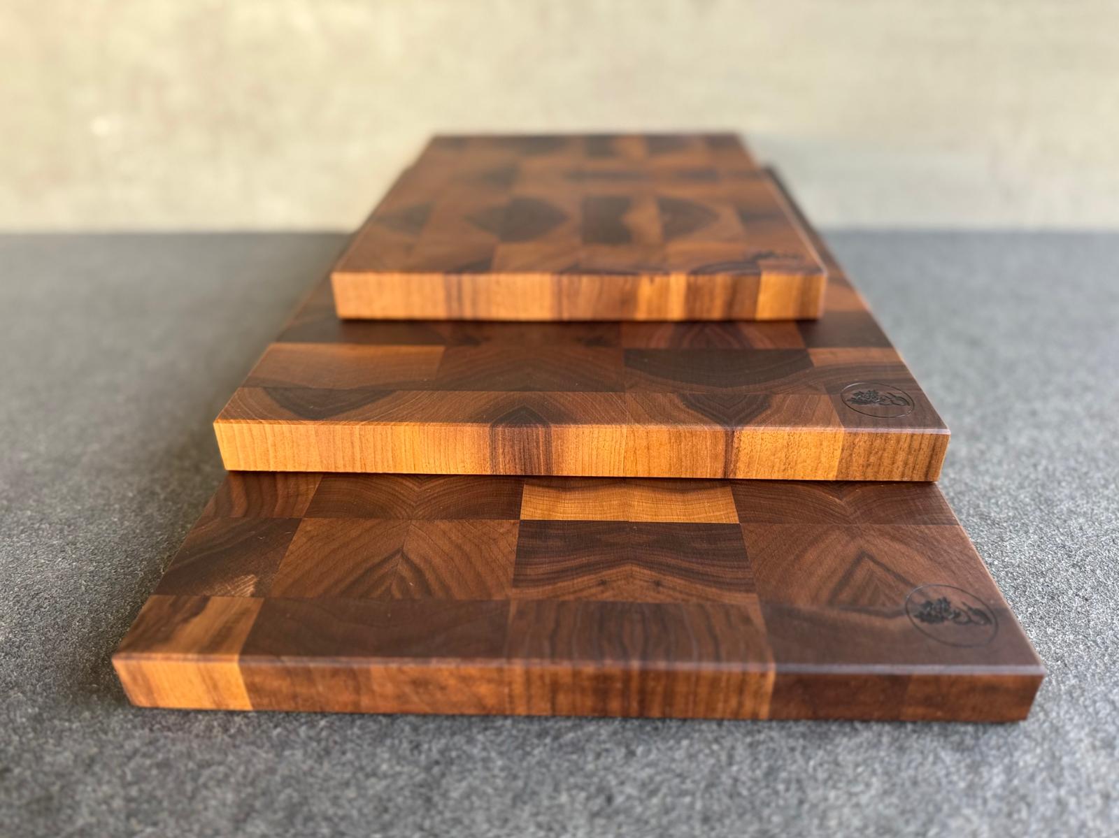 3 verschiedene Größen unseres Nussbaum Hirnholz Schneidebrettes in 2,5 cm Stärke.