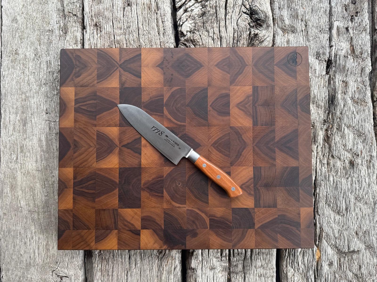 Schneidebrett Nussbaum Hirnholz, Schneideblock 50 cm breit, mit einem Dick Kochmesser.