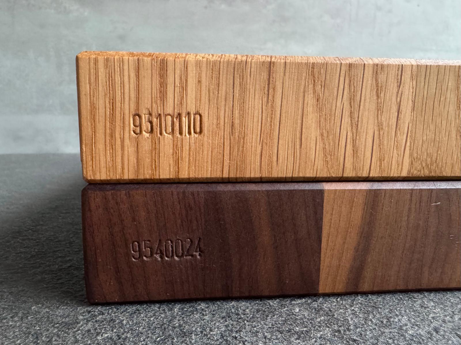 Schneideblock direkt vom Hersteller – in echter Handarbeit mit per Hand eingeschlagener Seriennummer.