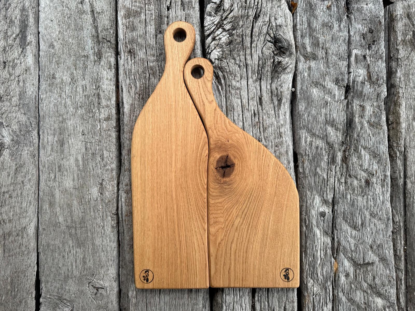 Griffe im Detail von einem Paar Hochzeitsbretter aus einem Stück Eiche.