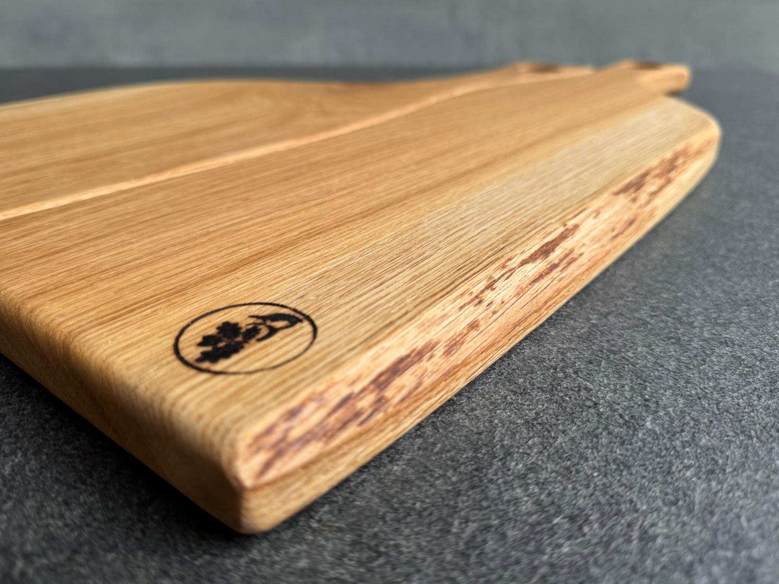 Handgefertigtes Servierbrett mit dezenter Baumkante im Detail.