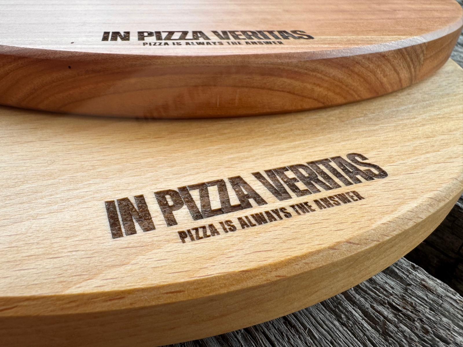 Detail Lasergravur für Pizzabrett: In Pizza Veritas.