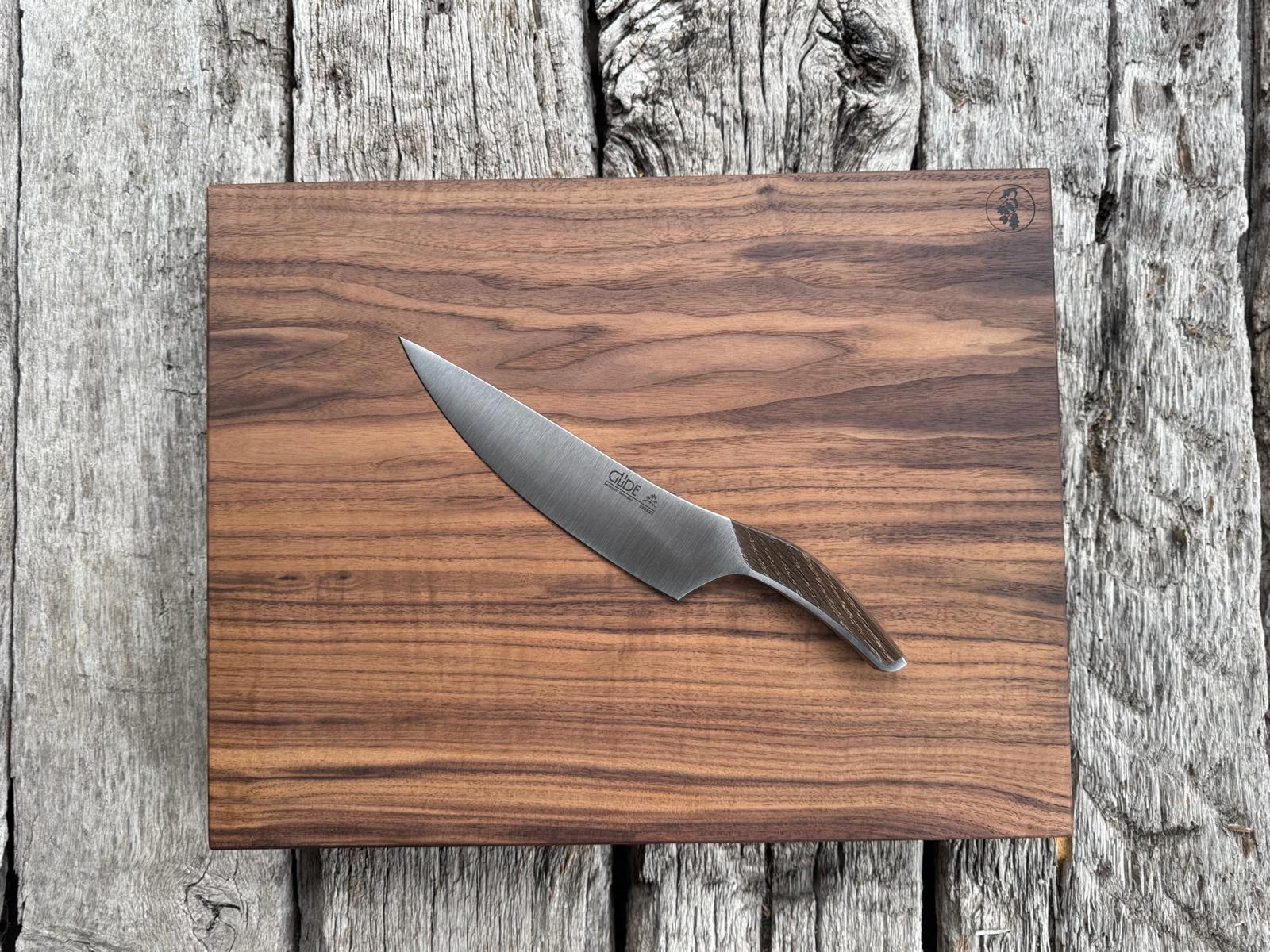 Schneideblock aus einem Stück amerikanischem Nussbaum mit geraden Kanten und einem Kochmesser von Güde.