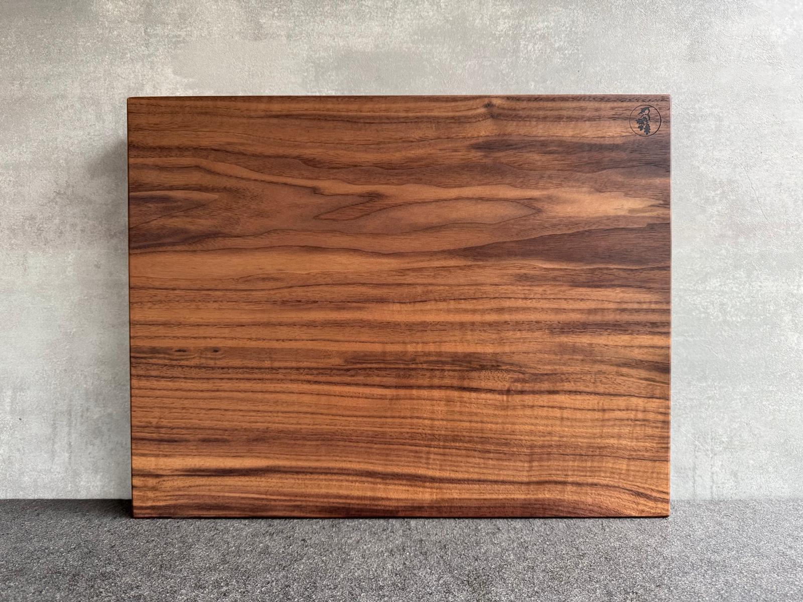 Schneideblock aus einem Stück Nussbaum