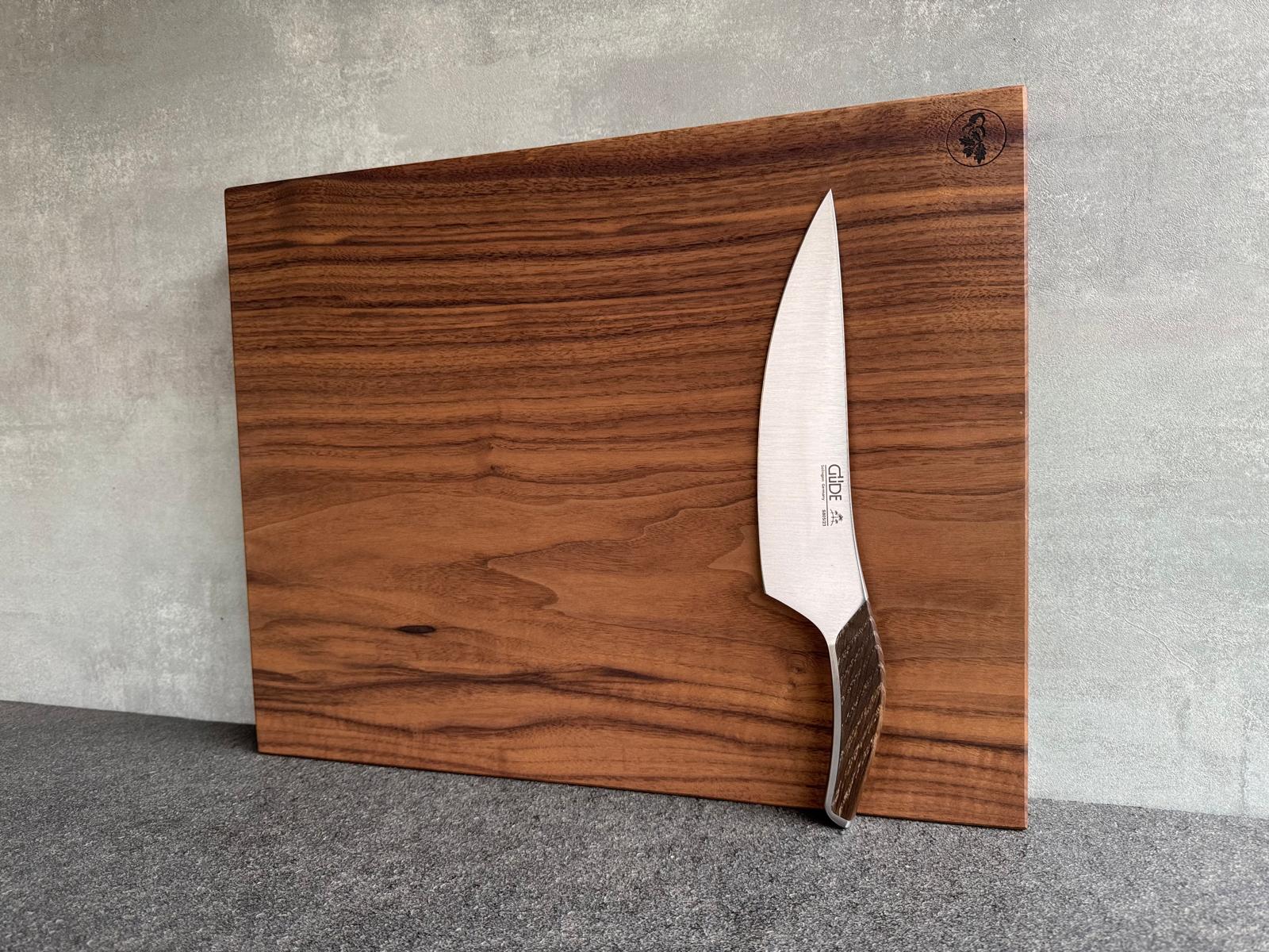 Schneidebrett, 6 cm dick, aus einem Stück Nussbaum und einem Güde Kochmesser Synchro.