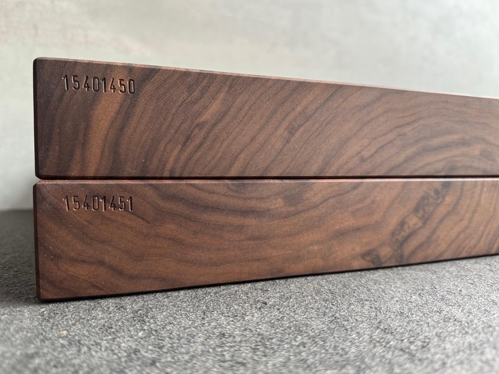 Per Hand eingeschlagene Seriennummern bei einem Schneideblock aus einem Stück Nussbaum.