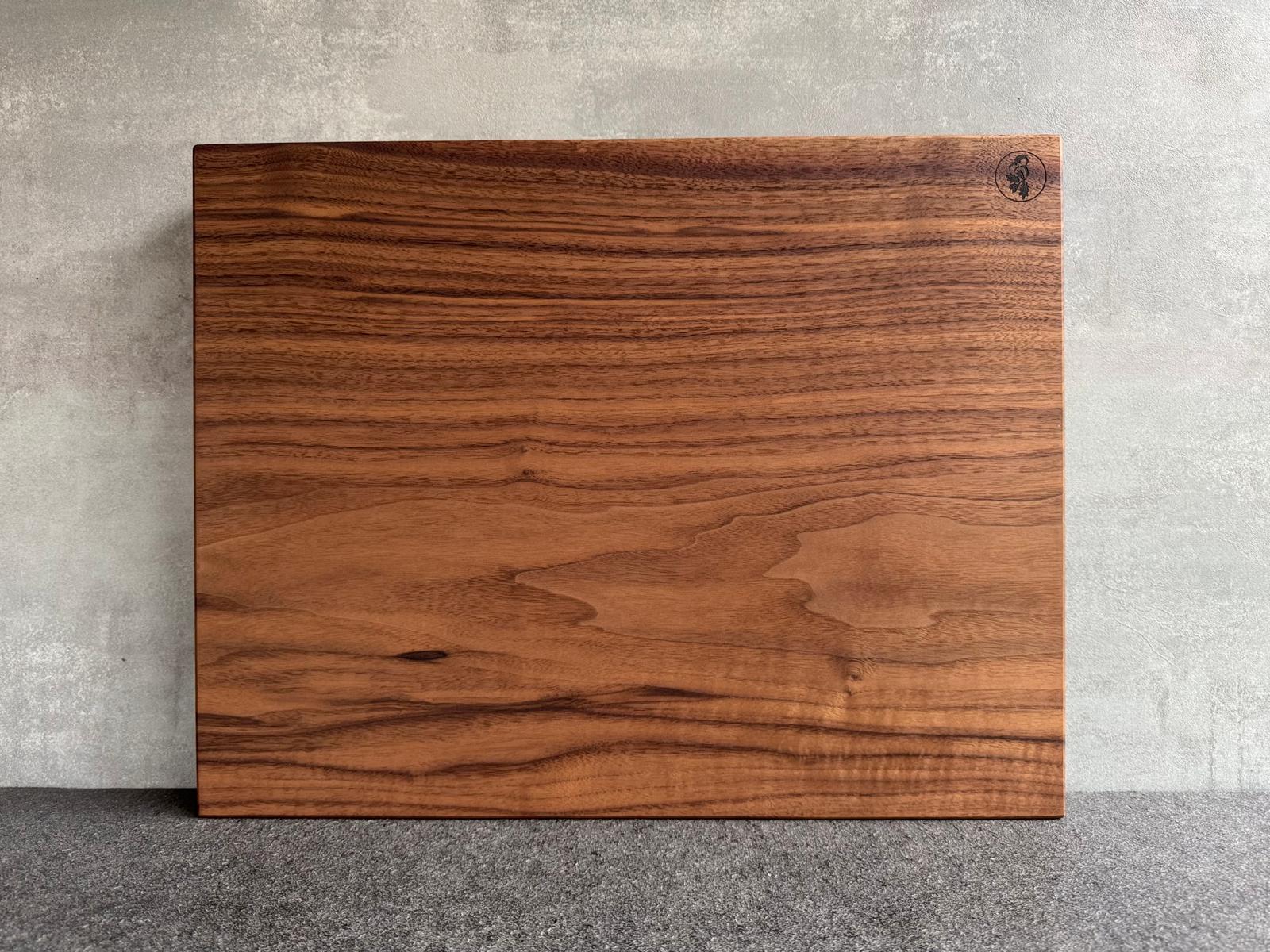 Fast 60 cm breiter Nussbaum Schneideblock aus einem Stück.