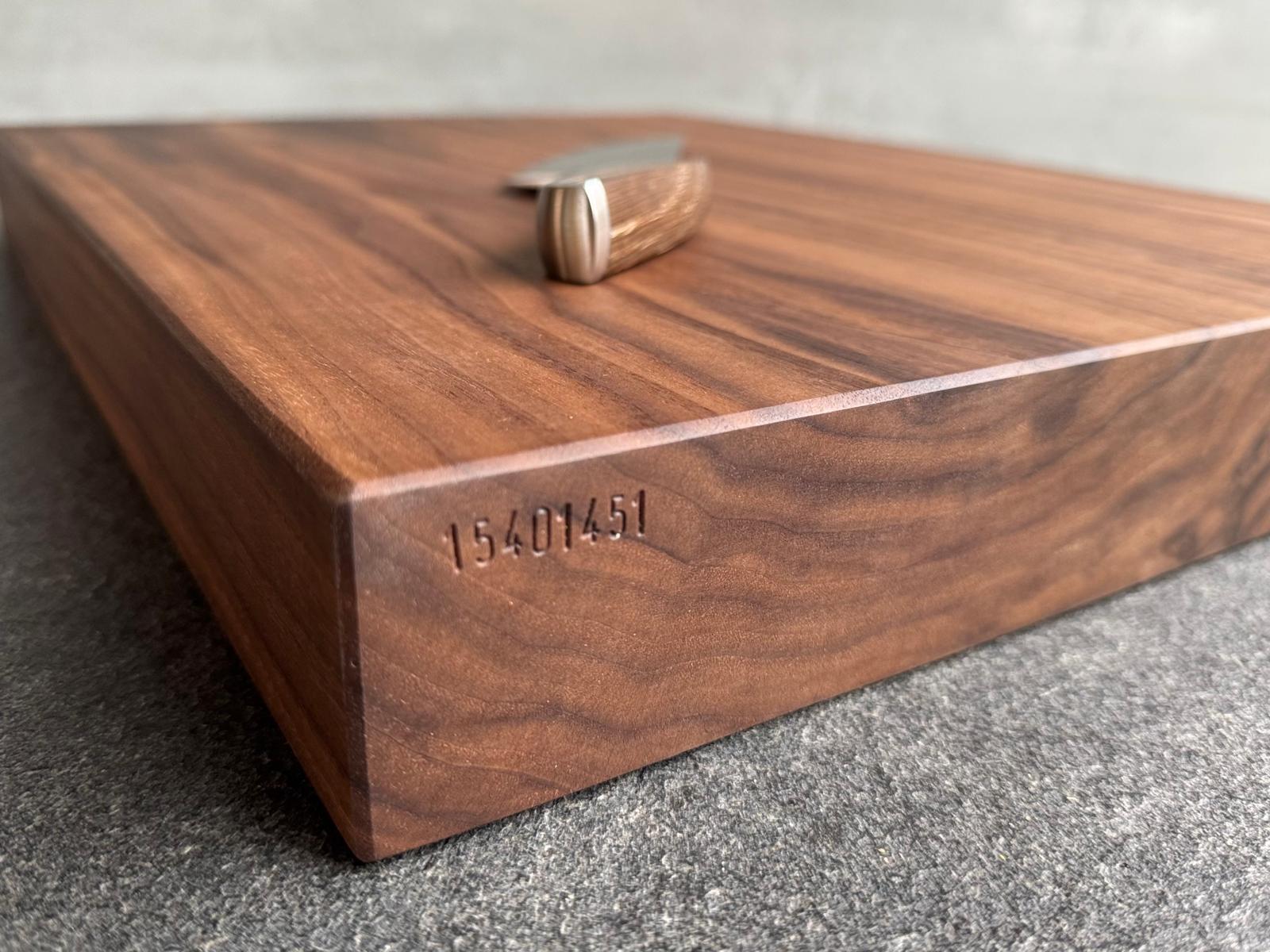 Handgefertigter Nussbaum Schneideblock aus einem Stück