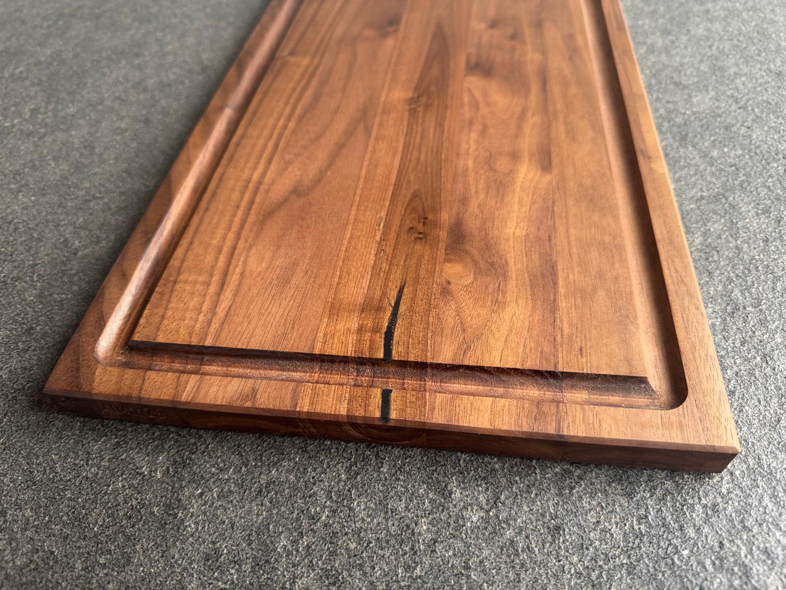 Mit Kunstharz ausgebessertes Saftrillen-Schneidebrett