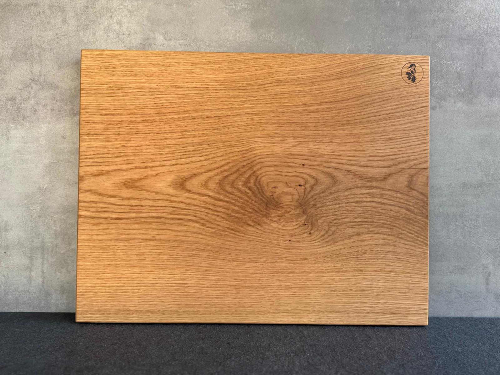 Großes Schneidebrett mit Astloch