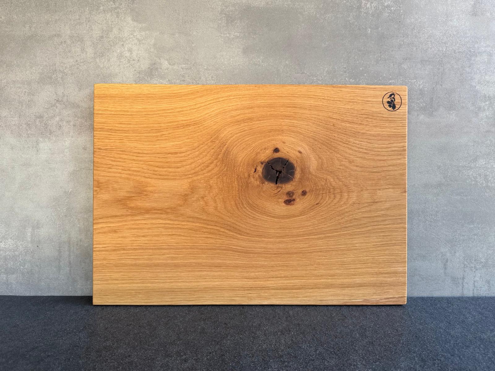 Schneidebrett aus einem Stück Eiche mit Astloch