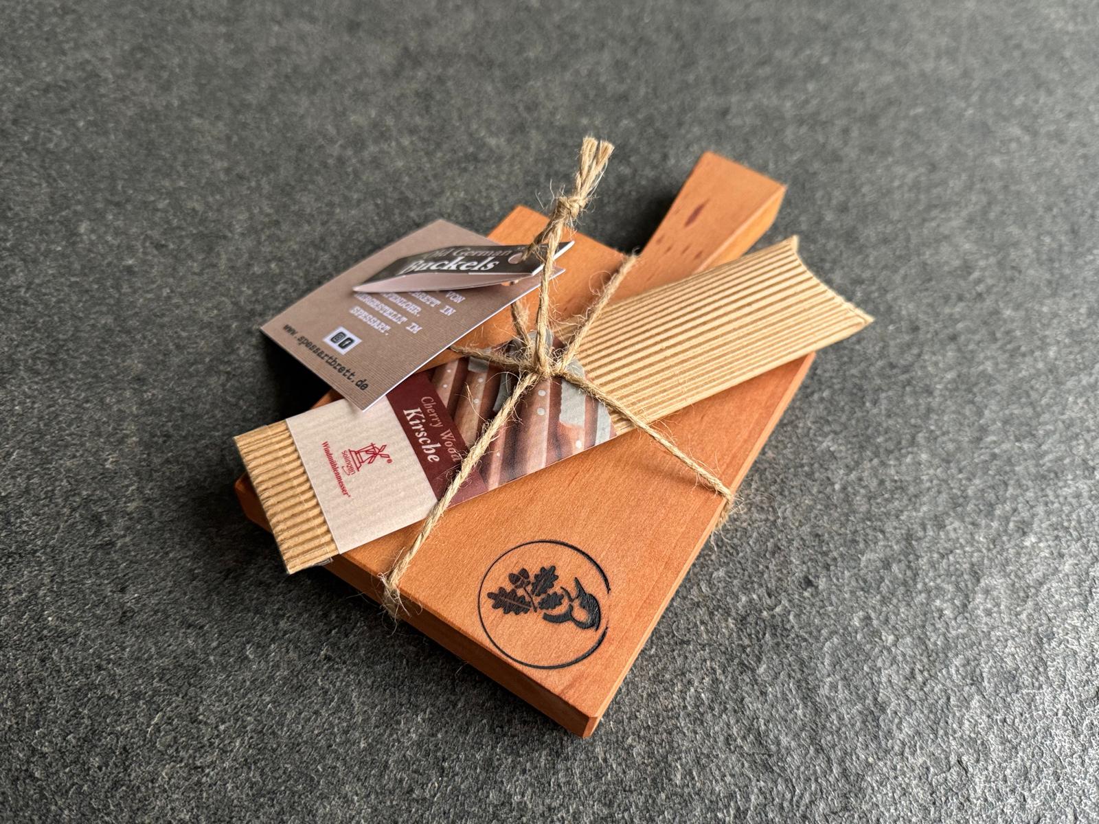 Amuse Gueule Holzbrett mit Stiel und Windmühlenmesser Buttermesser