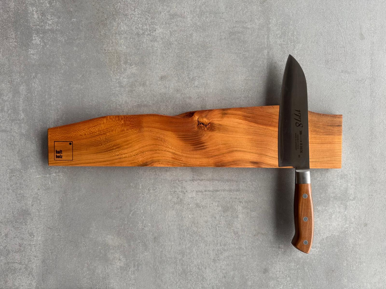 Messerleiste aus Spessarter Kirschbaum mit Baumkante und Kochmesser von Windmühlenmessser.