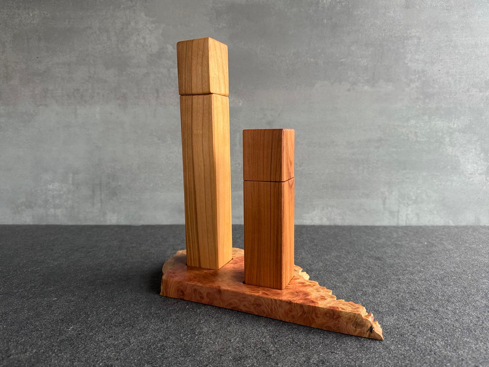 Kirschbaum Pfeffermühle und Kirschbaum Salzmühle  auf einem Untersetzer aus Goldfield