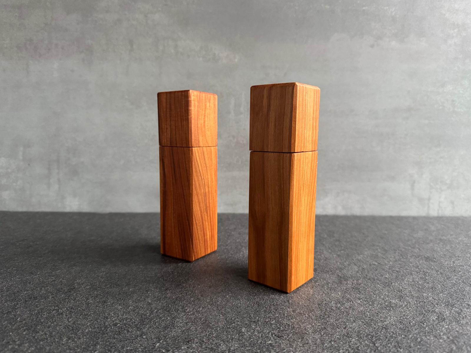 Salz- und Pfeffermühle aus Kirschbaum