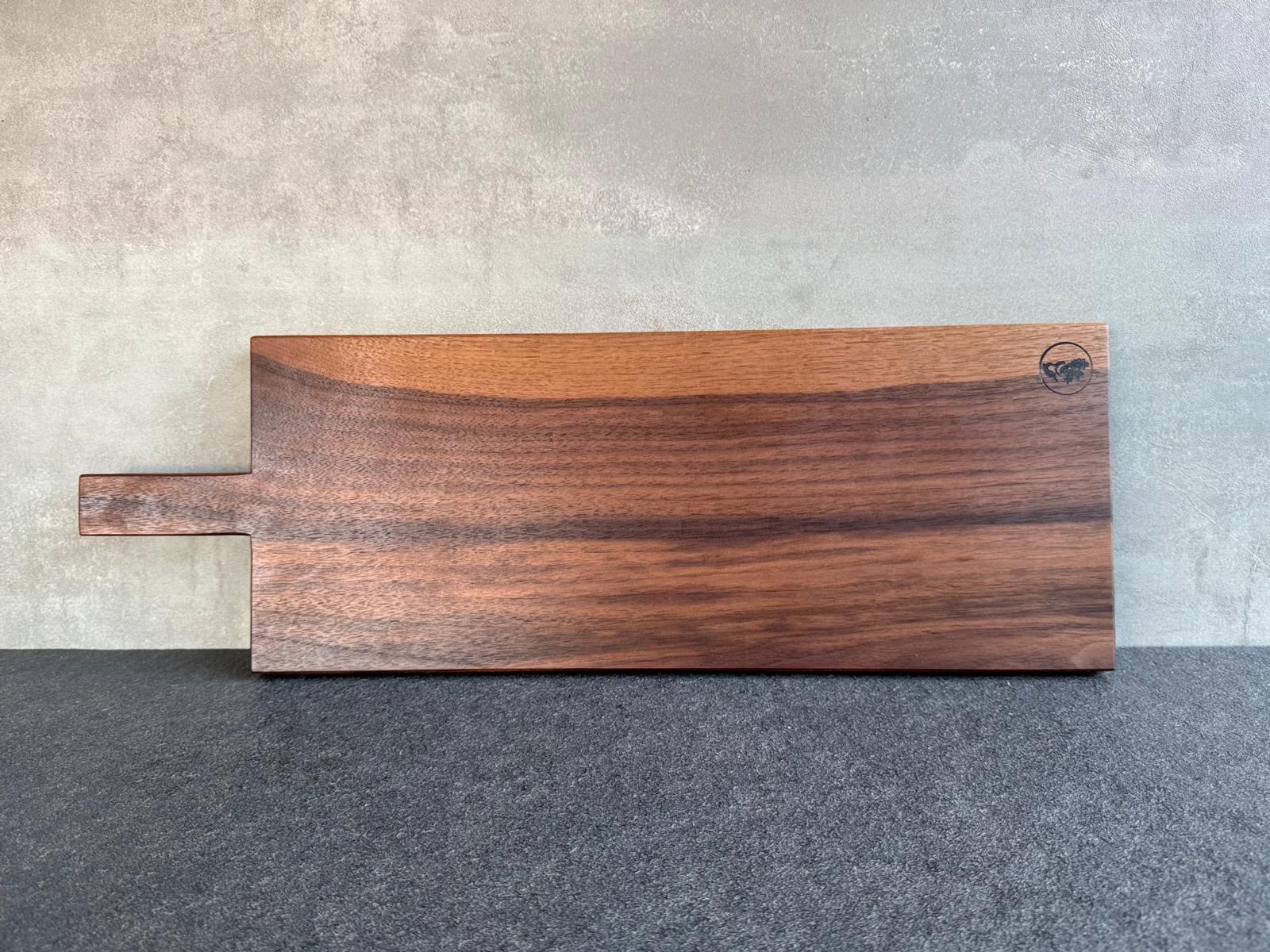 60 cm langes Servierbrett aus einem Stück Nussbaum