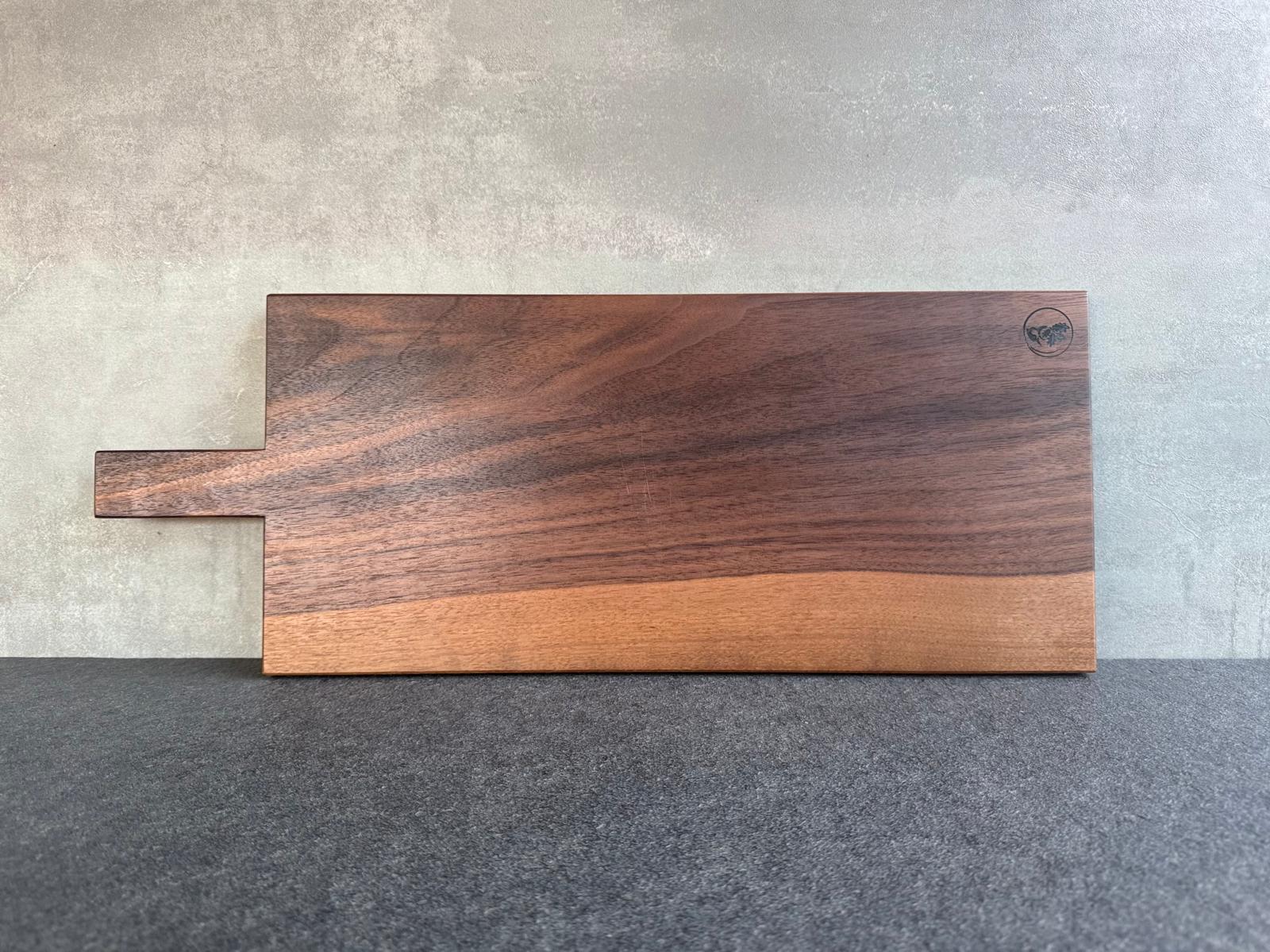 60 cm langes Servierbrett aus einem Stück Nussbaum