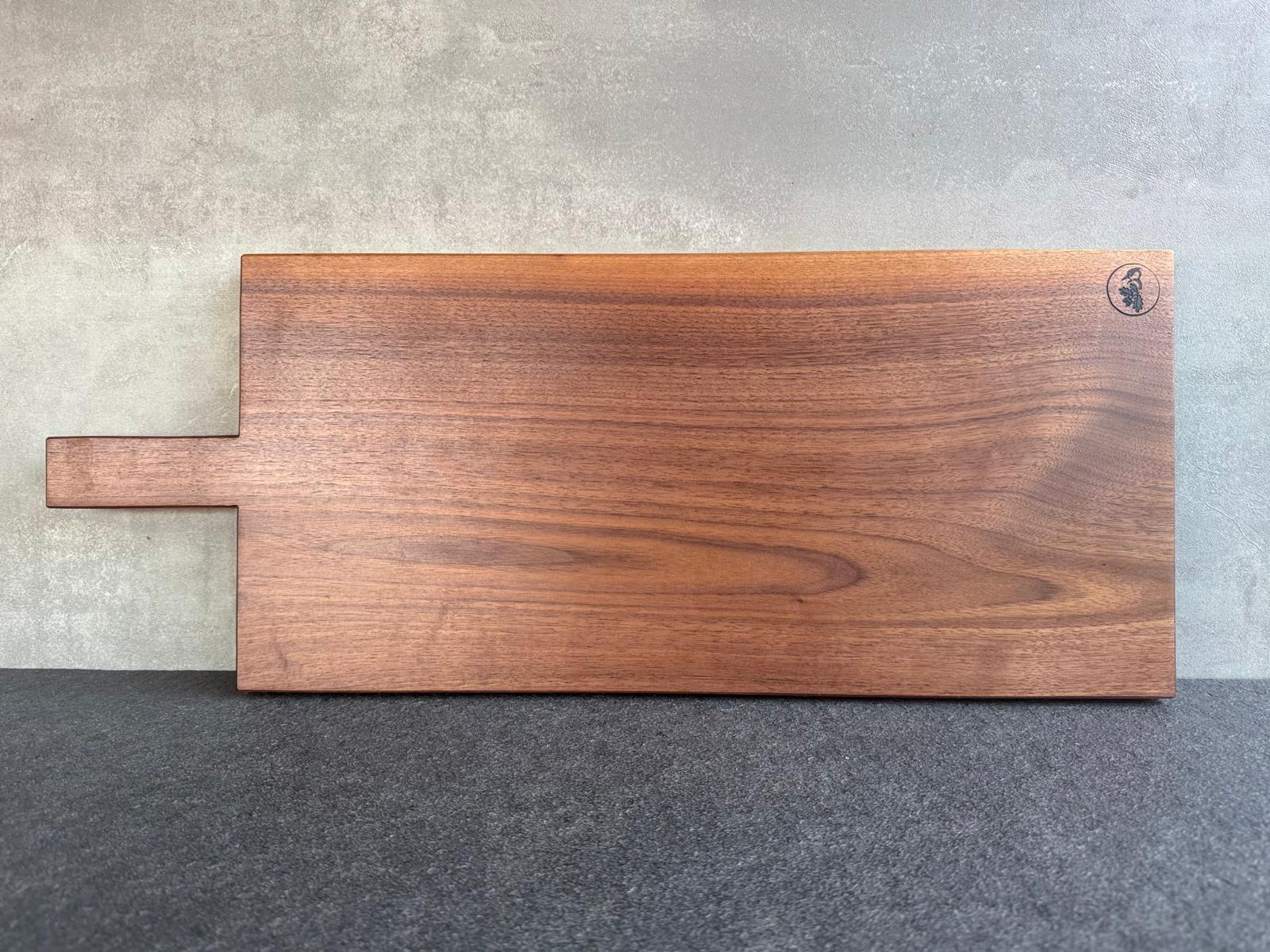 63 cm langes Servierbrett aus einem Stück Nussbaum