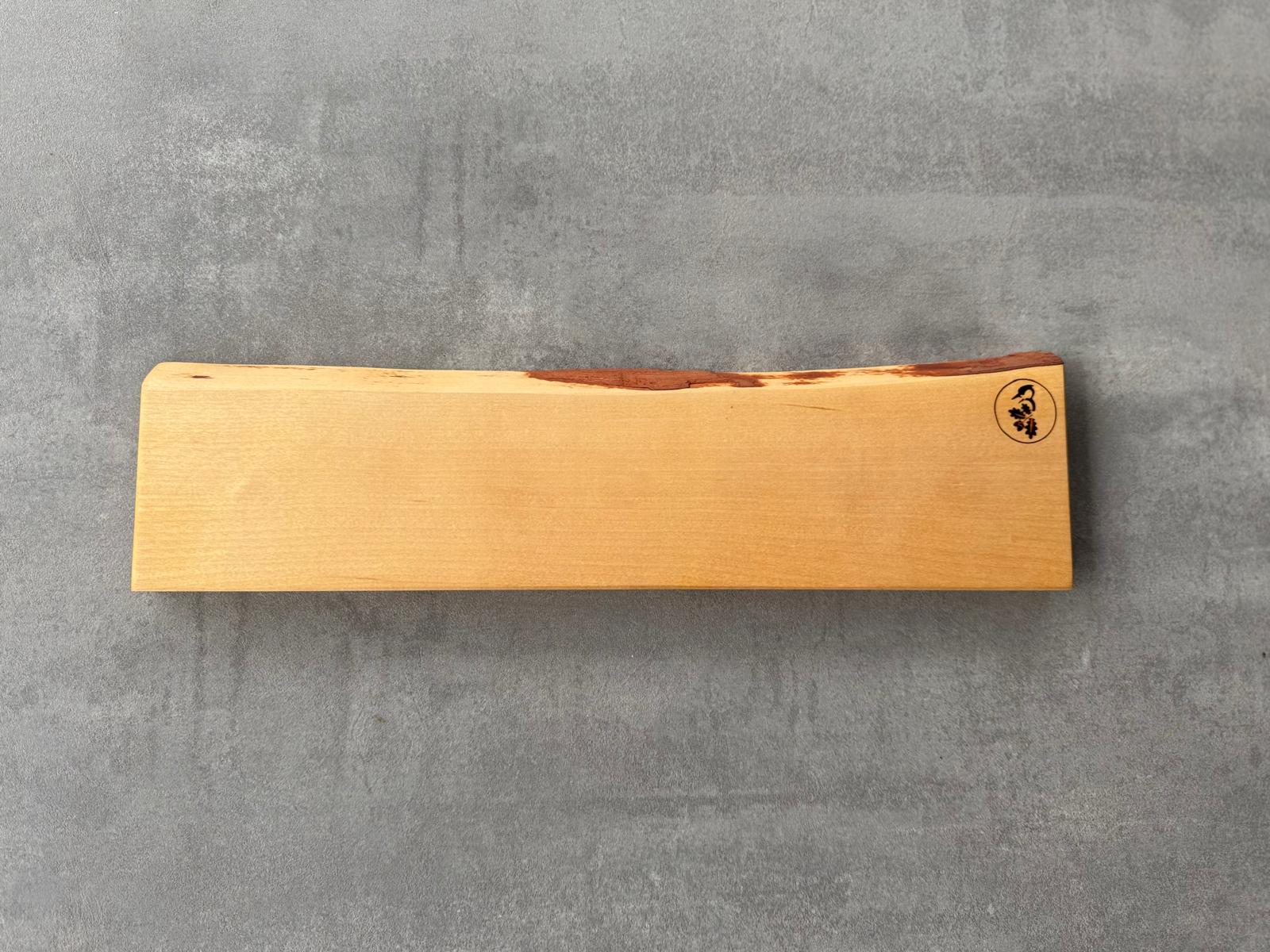 Freiform Magnet Messerhalter mit natürlicher Baumkante aus Birke.