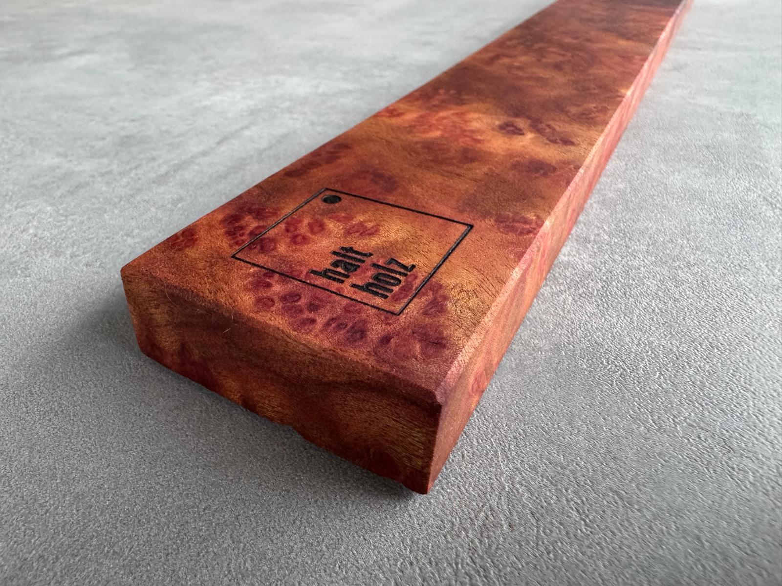 Haltholz Messerhalter für die Wand. Aus gewirbeltem mit Augen gemaserten Kampfer. Rötlich orange.