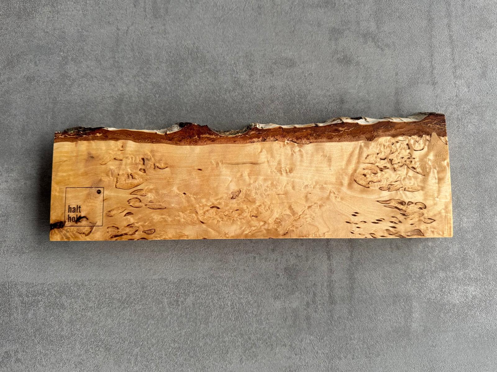 Messerhalter aus karelischer Maserbirke mit Baumkanten