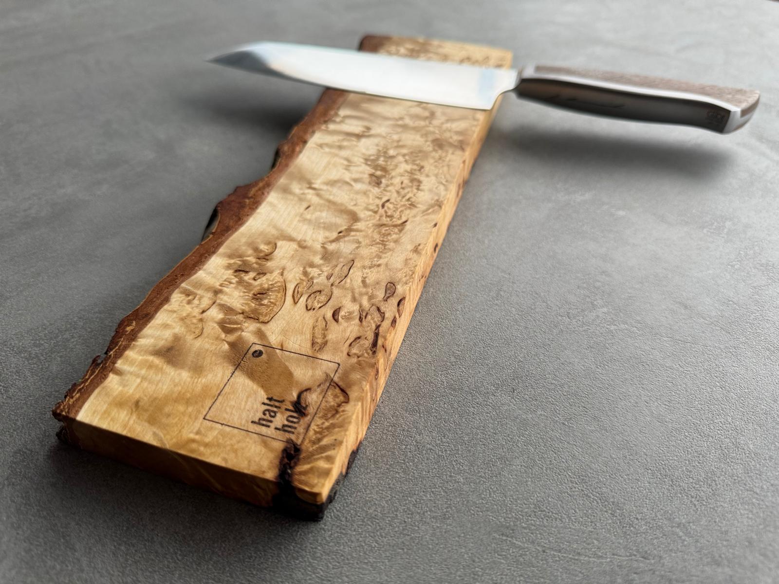 Wandmesserleiste aus Maserbirke mit Baumkante