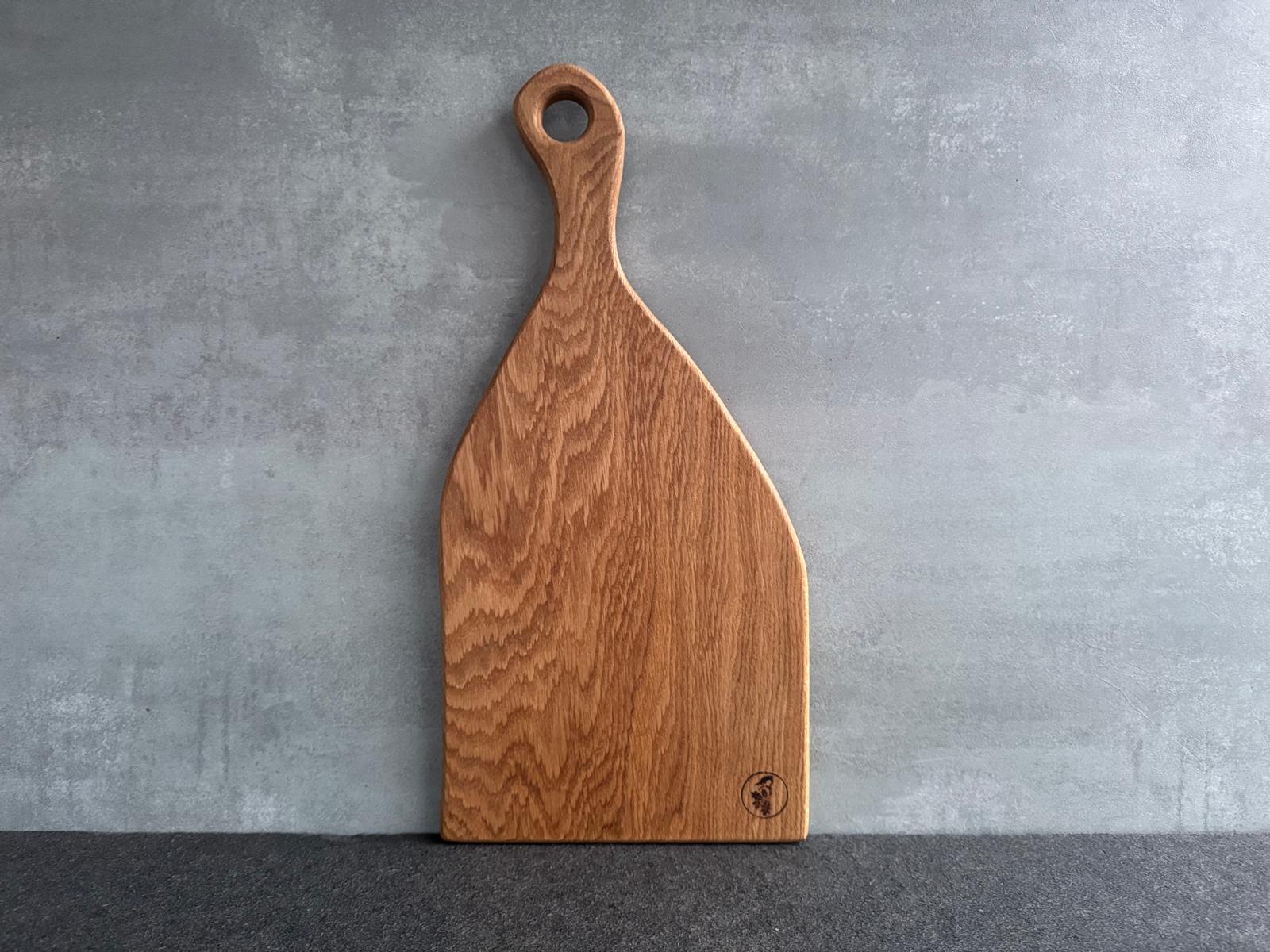 Stielbrett Schneidebrett mit Loch im Griff zum Aufhängen aus einem Stück Spessart Eiche.