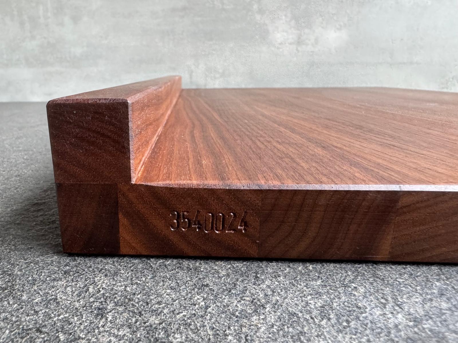 Per Hand eingeschlagene Seriennummer bei einem Backbrett aus Nussbaum