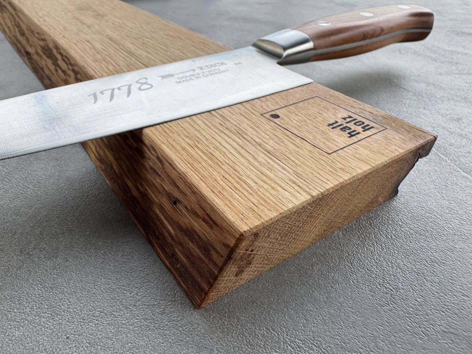 Detailansicht einer charaktervollen Messerleiste aus Spessart-Eiche mit Baumkante. Handgefertigt. Unikat.