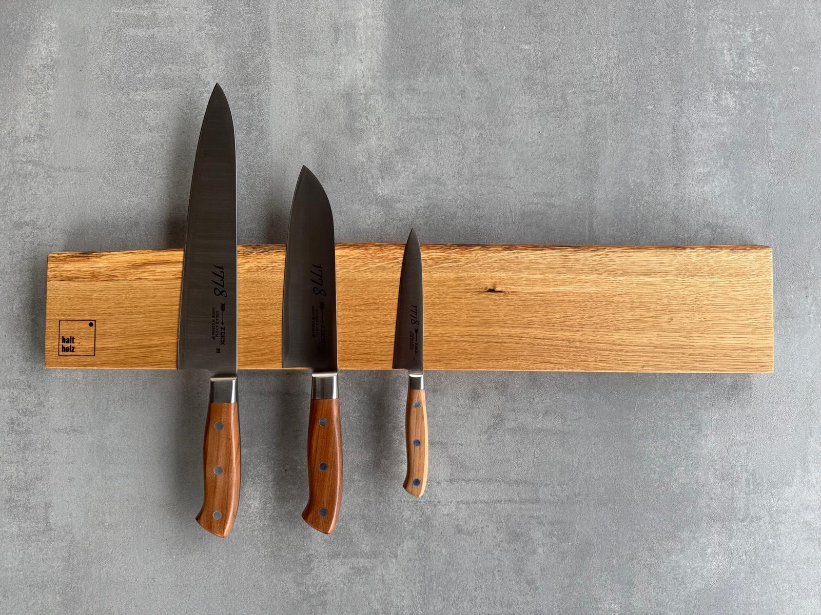 60 cm breite charaktervolle Messerleiste aus Spessart-Eiche mit Baumkante. Handgefertigt, massiv und langlebig.