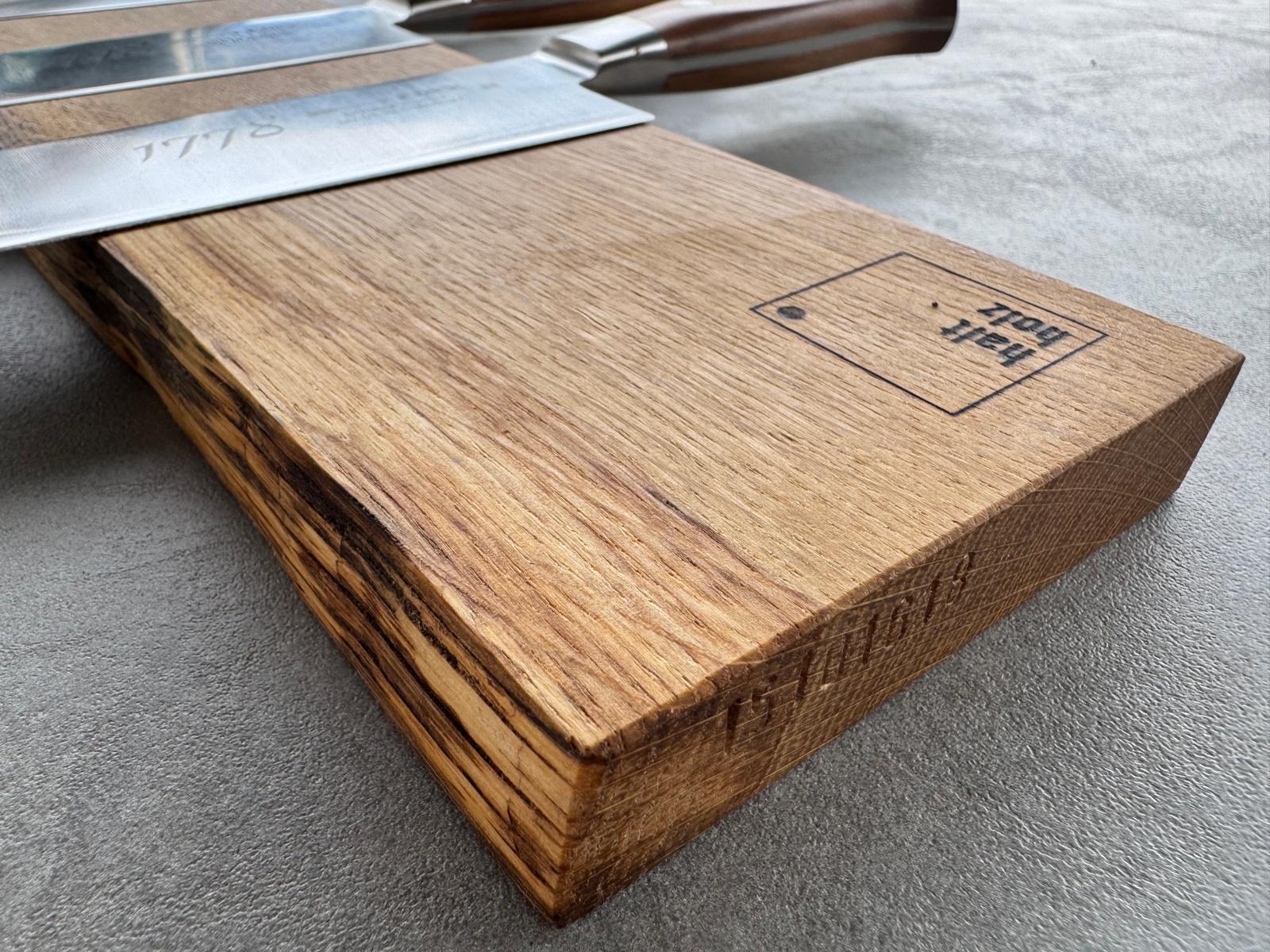 Baumkante bei einer Messerleiste für die Wand.