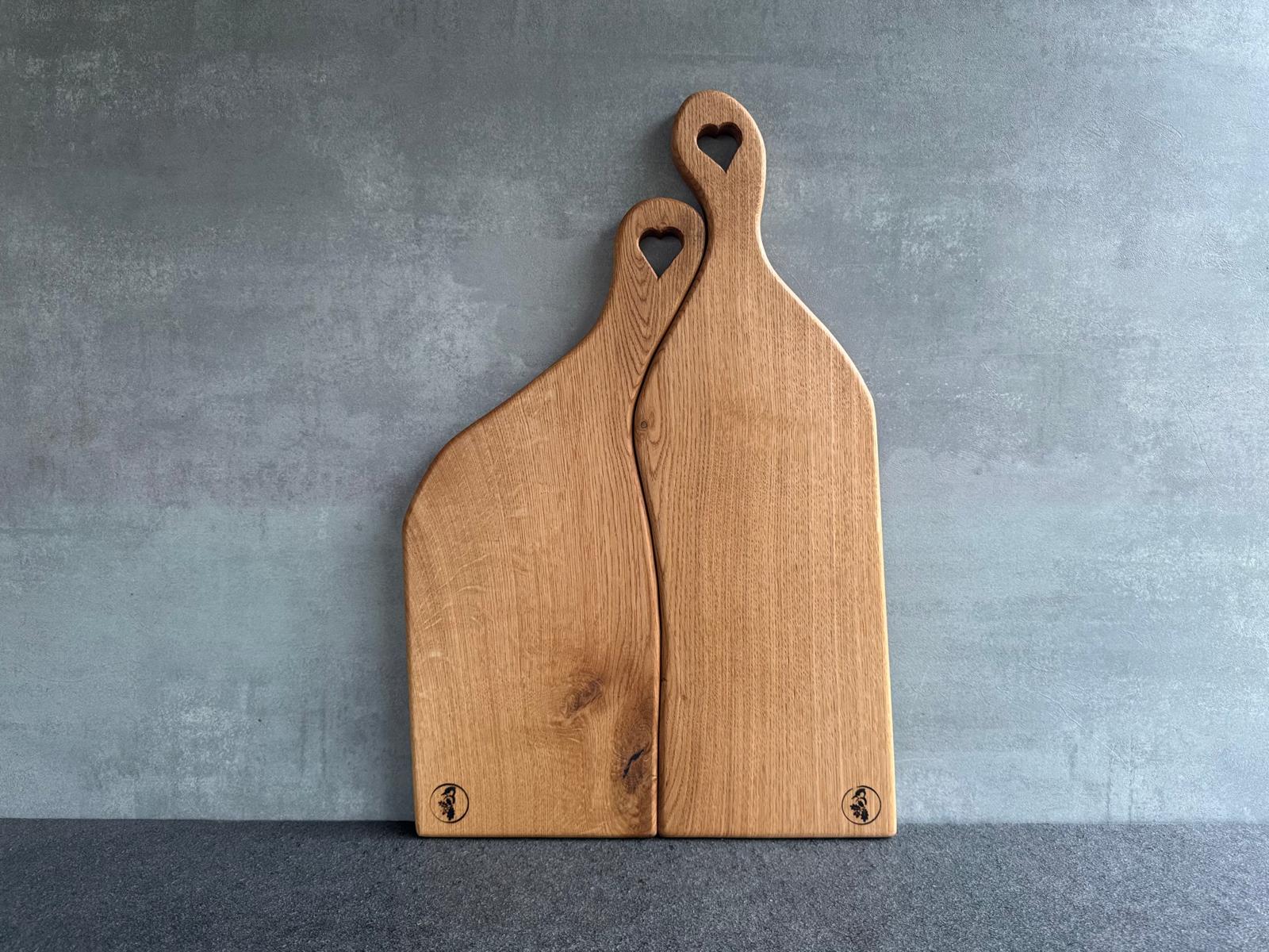 Partnerbrett aus einem Stück Eiche mit Herz im Griff