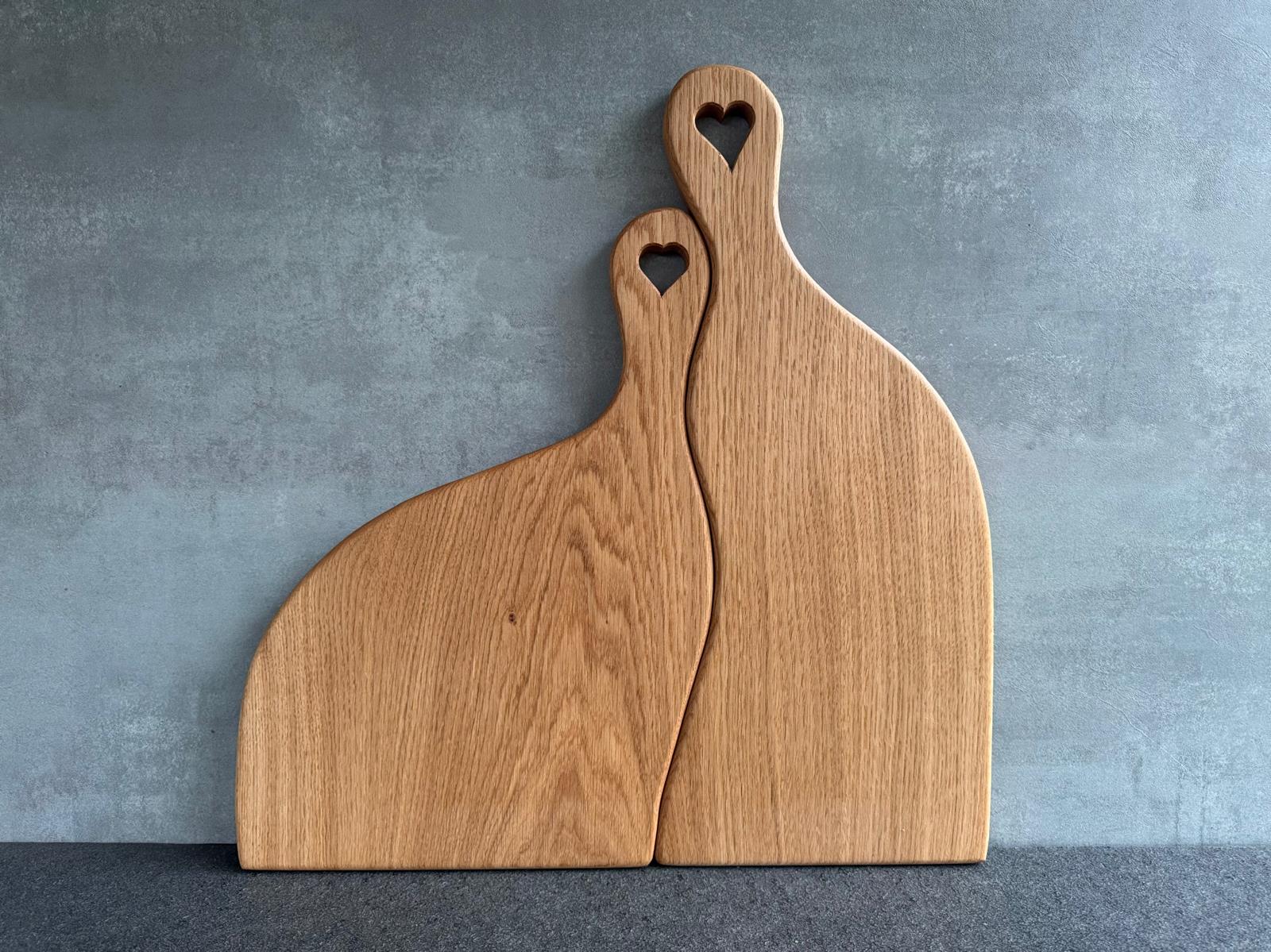 Liebevoll ausgefrästes Herz im Griff eines Eiche-Servierbretts, fein geschliffen und geölt.