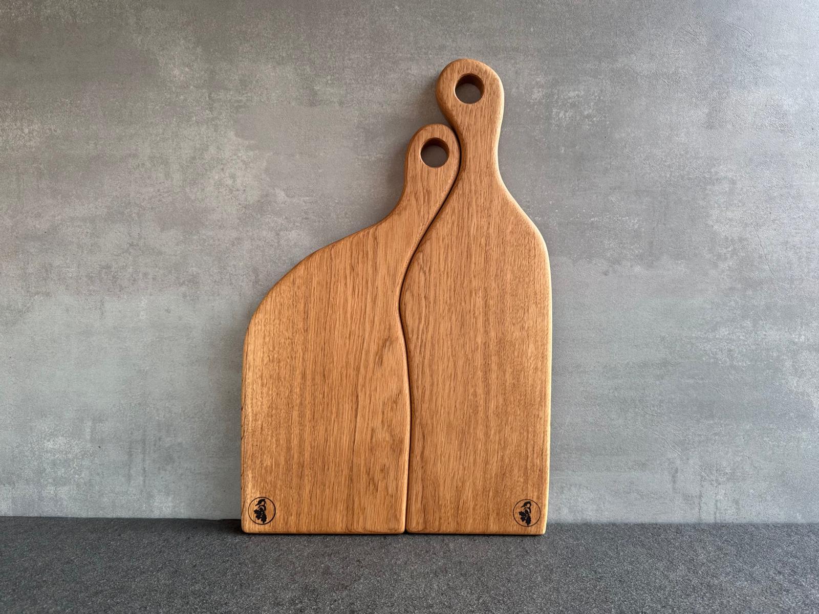 2-teiliges Partnerbrett aus einem Stück Eiche massiv. Mit Stiel-Griff zum Aufhängen.