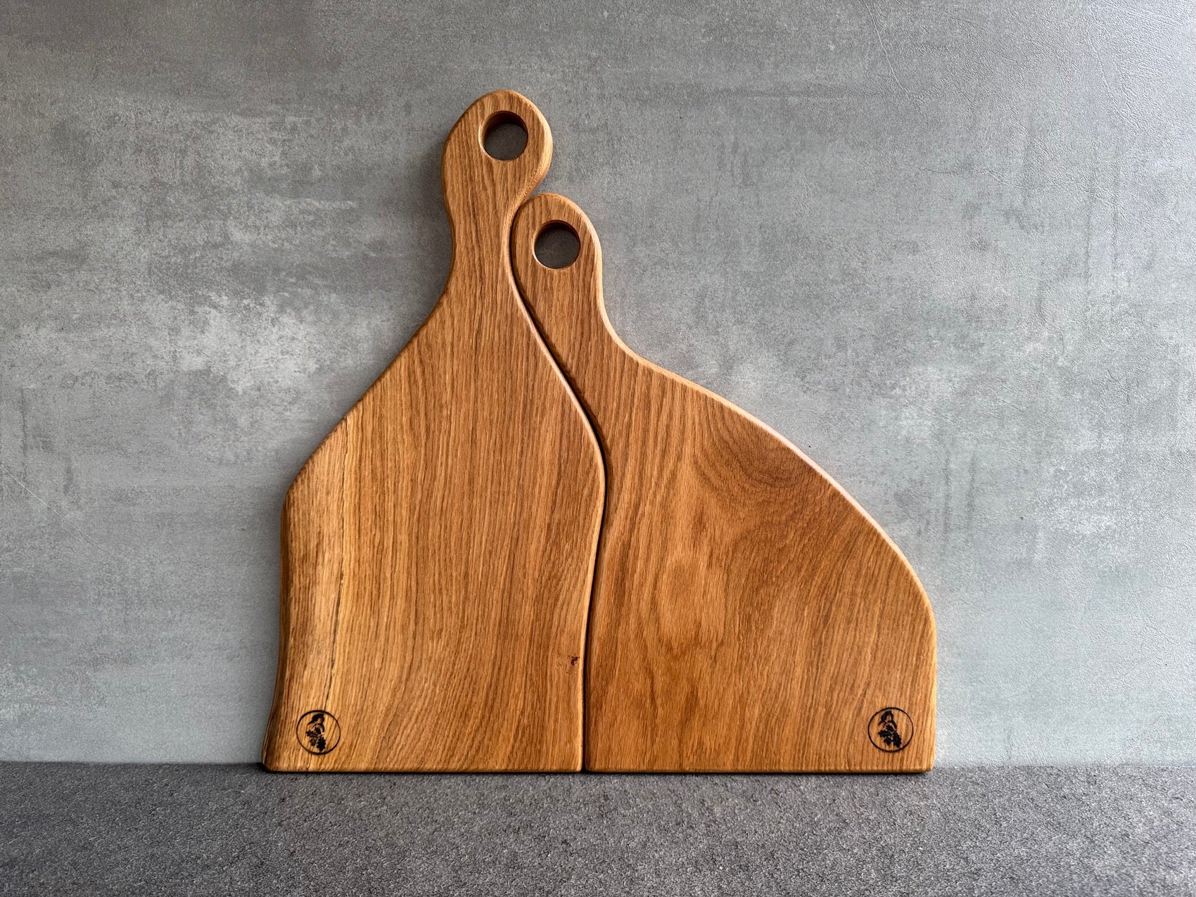 Handgemachtes Servierbretter-Set, ideal als persönliches Geschenk zur Hochzeit.