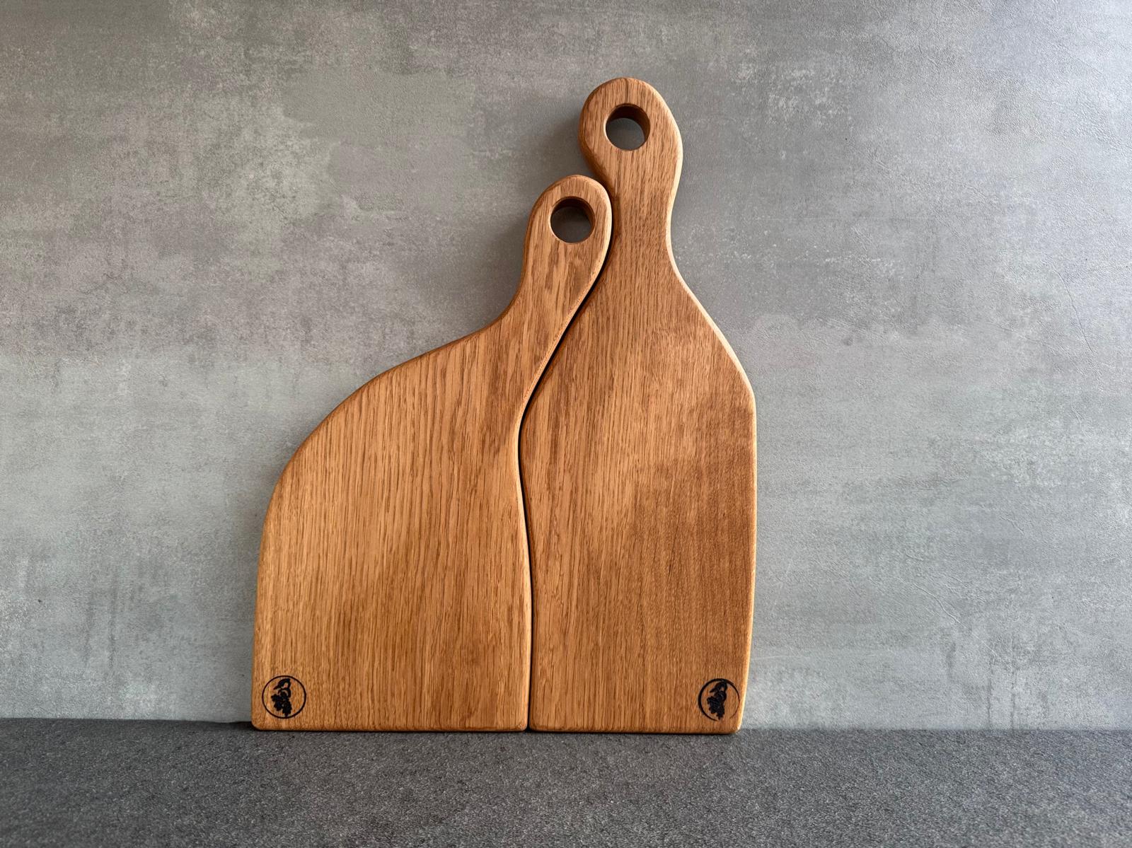 2-teiliges Partnerbrett aus einem Stück Eiche massiv. Mit Stiel-Griff zum Aufhängen.