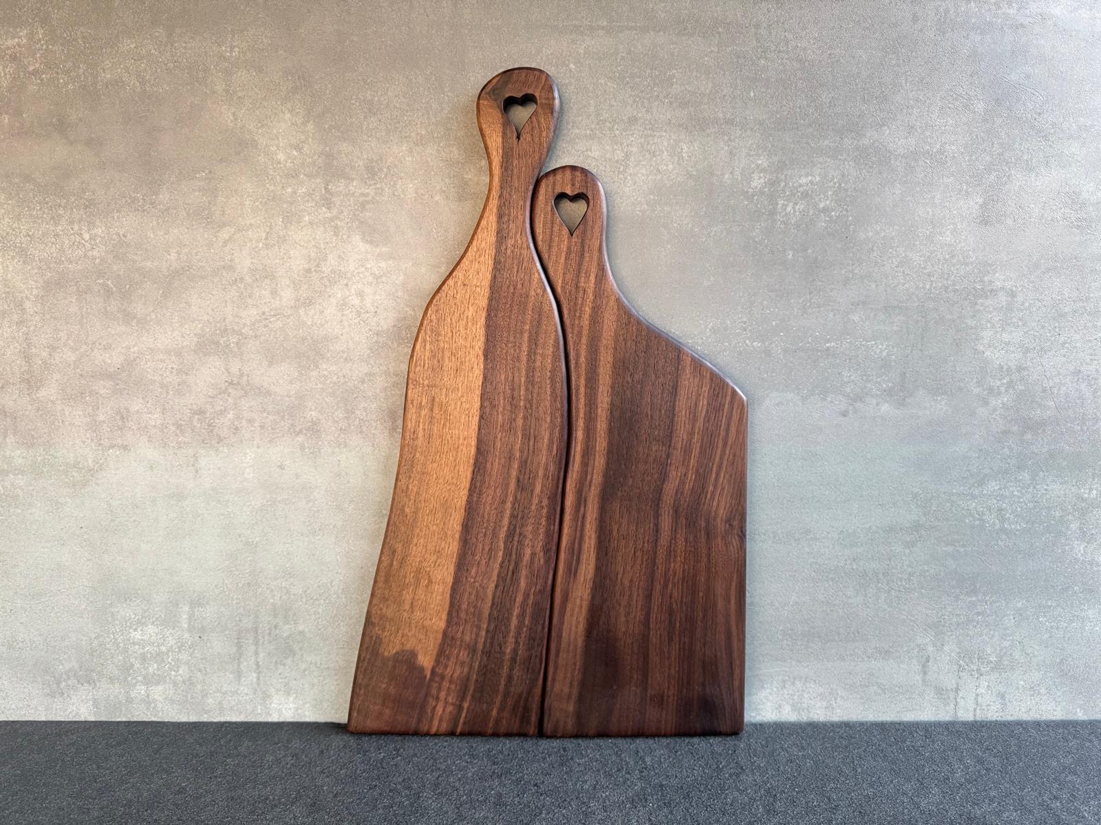Rückseite von einem Set Partnerbrett aus Nussbaum mit Herzen im Griff