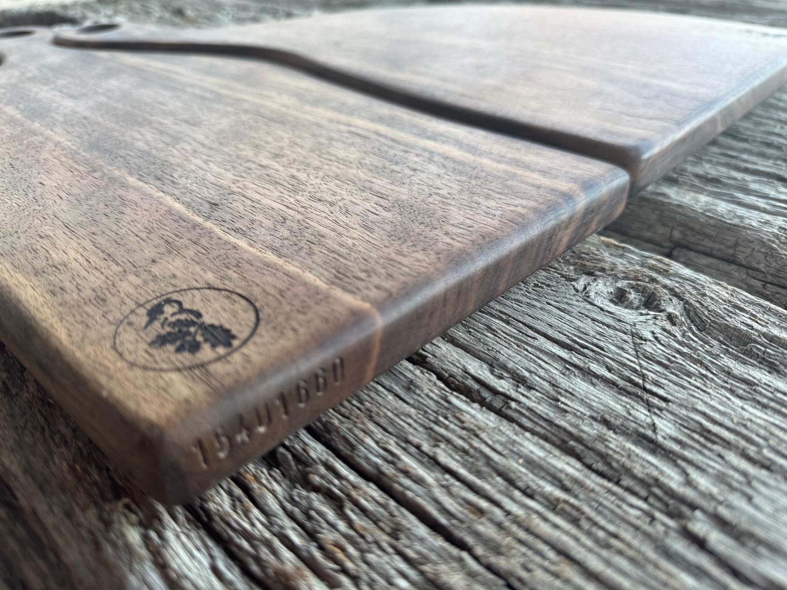 Eingeschlagene Seriennummer bei einem Partnerbrett.