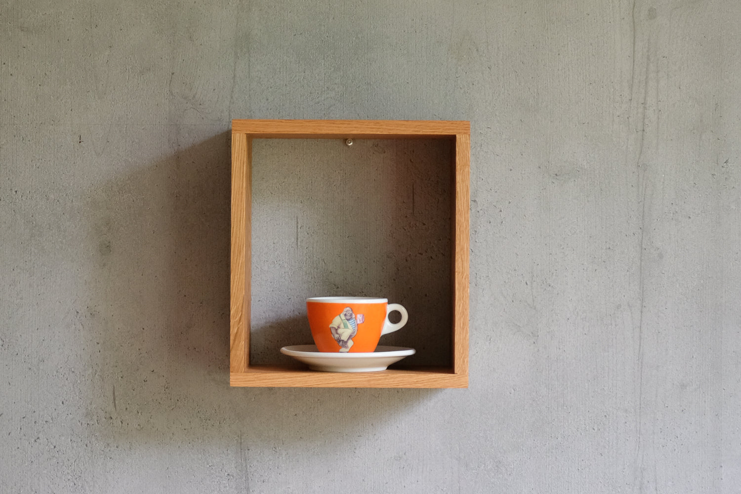 Frontalansicht von einem Spessartbrett Tassenregal. Bestückt mit einer Tasse.
