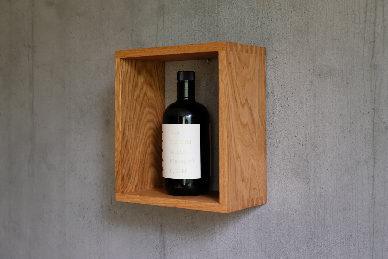 Eichenholzregal von Spessartbrett, bestückt mit einer Olivenölflasche