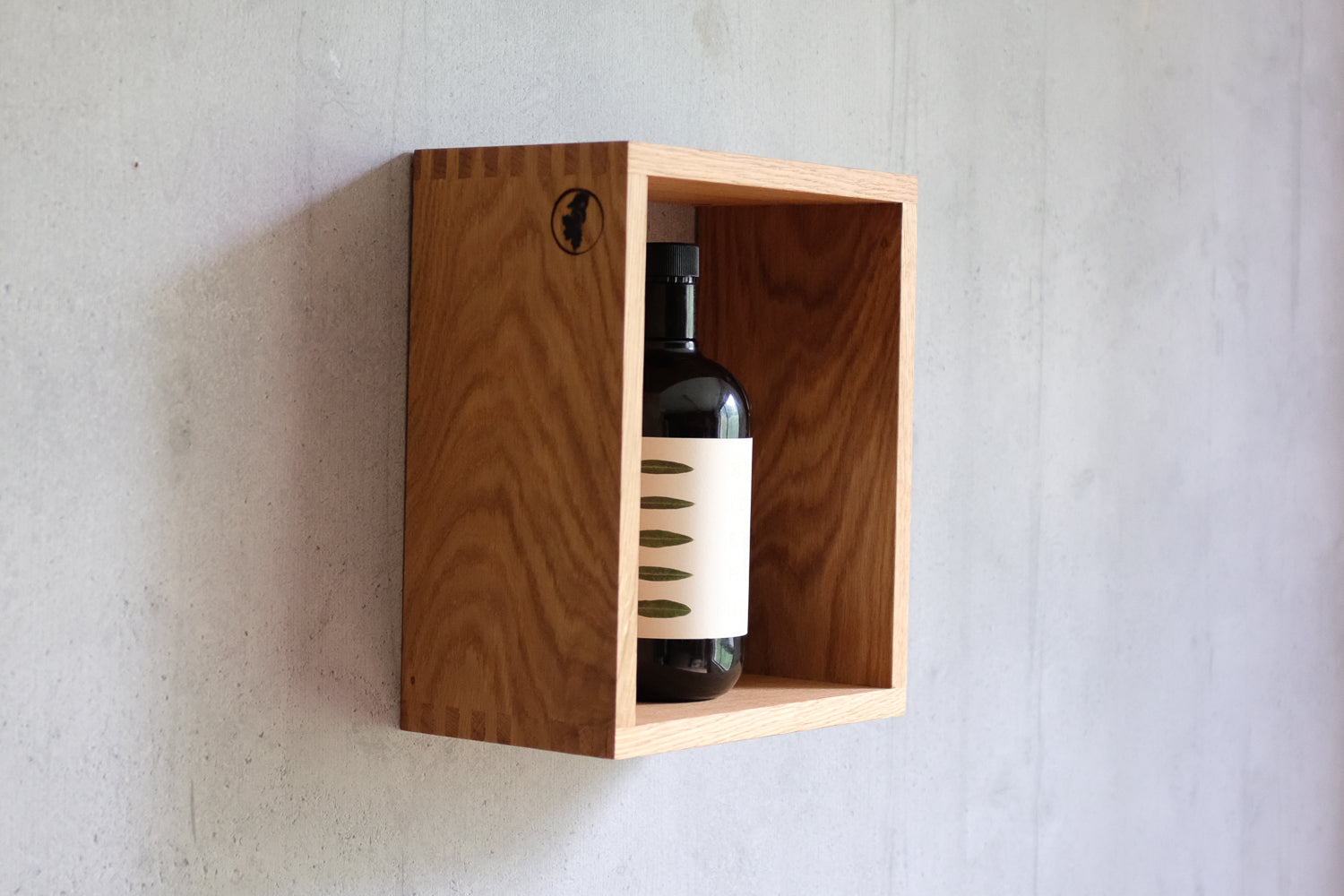Seitenansicht Regalwürfel aus Eiche von Spessartbrett mit einer Olivenölflasche