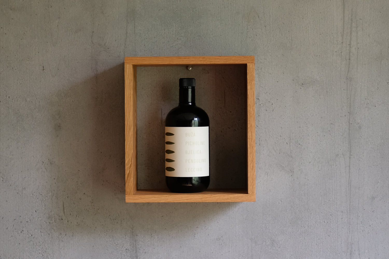 Design Eichenregal von Spessartbrett. Bestückt mit einer Olivenölflasche.