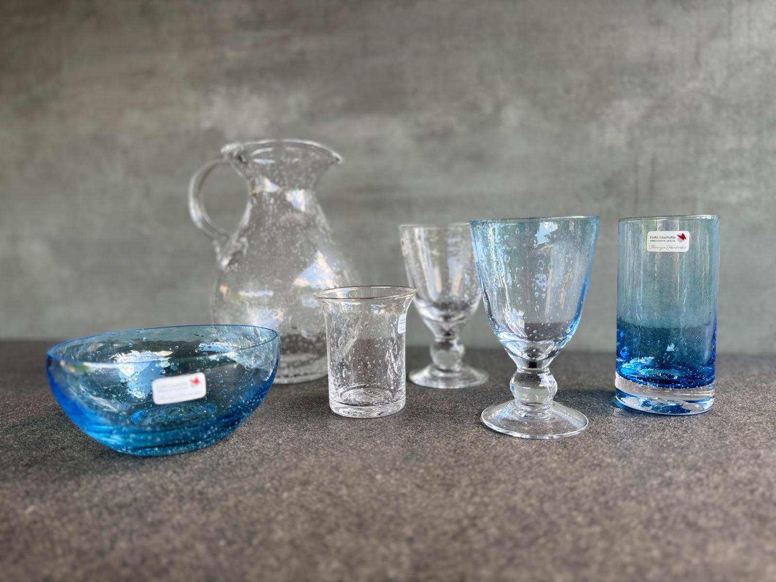 Schale, Saftkrug, Wassergläser und Weingläser aus der Serie Azur.