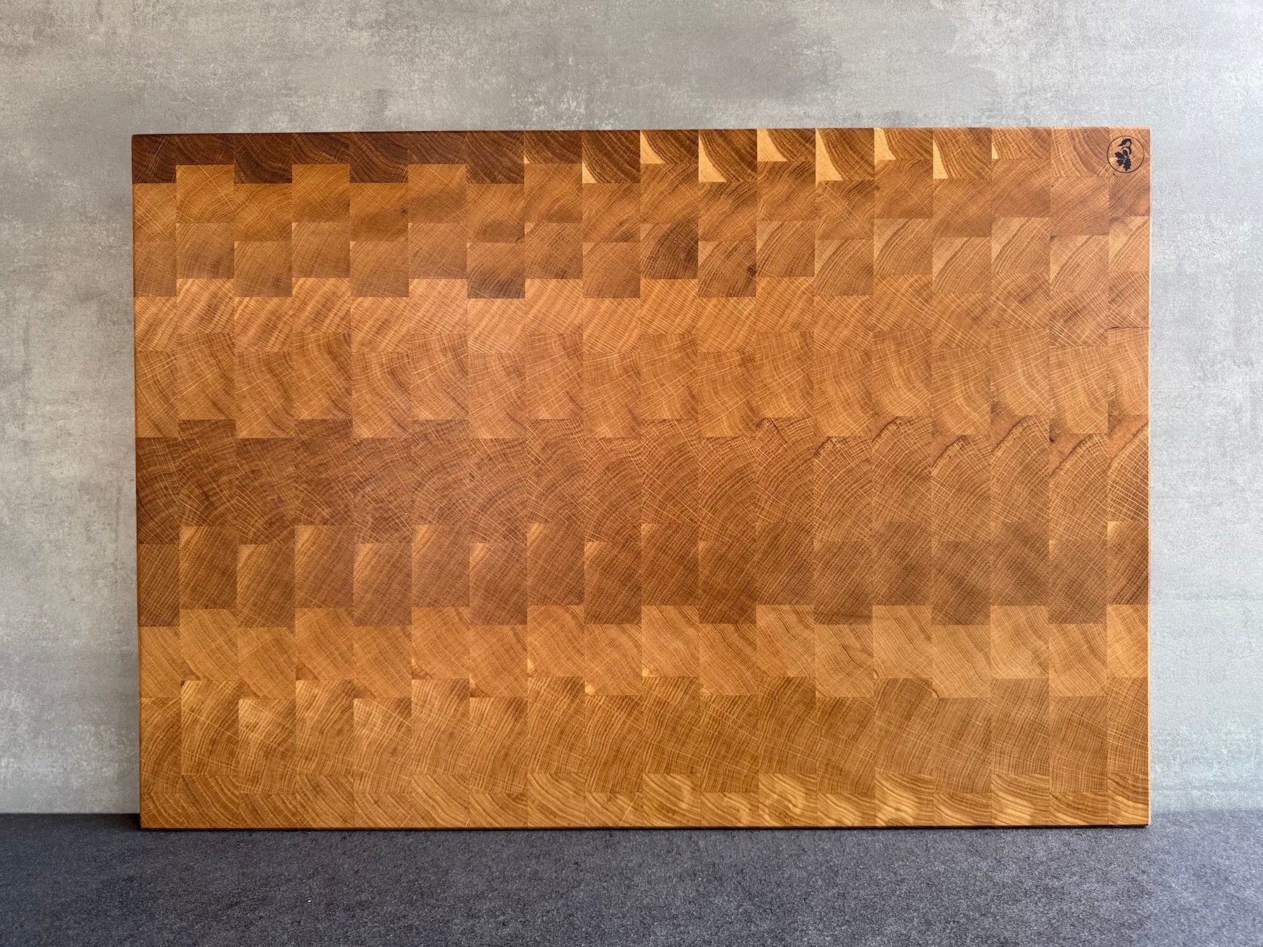 Beidseitig verwendbarer Eiche Hirnholz Schneideblock. Eine Seite mit Saftrille.