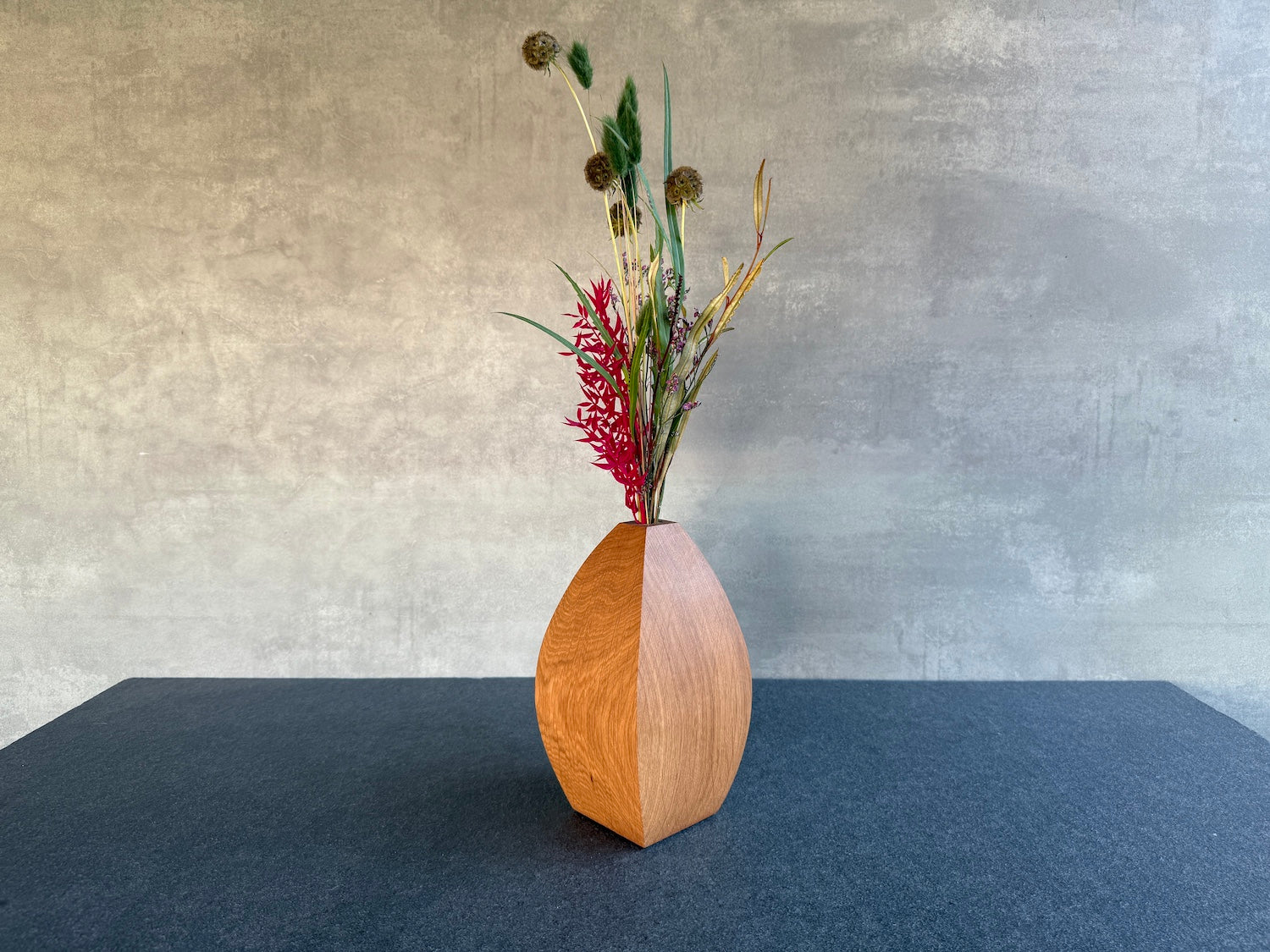 Eichenvase mit Trockenblume von Spessartbrett