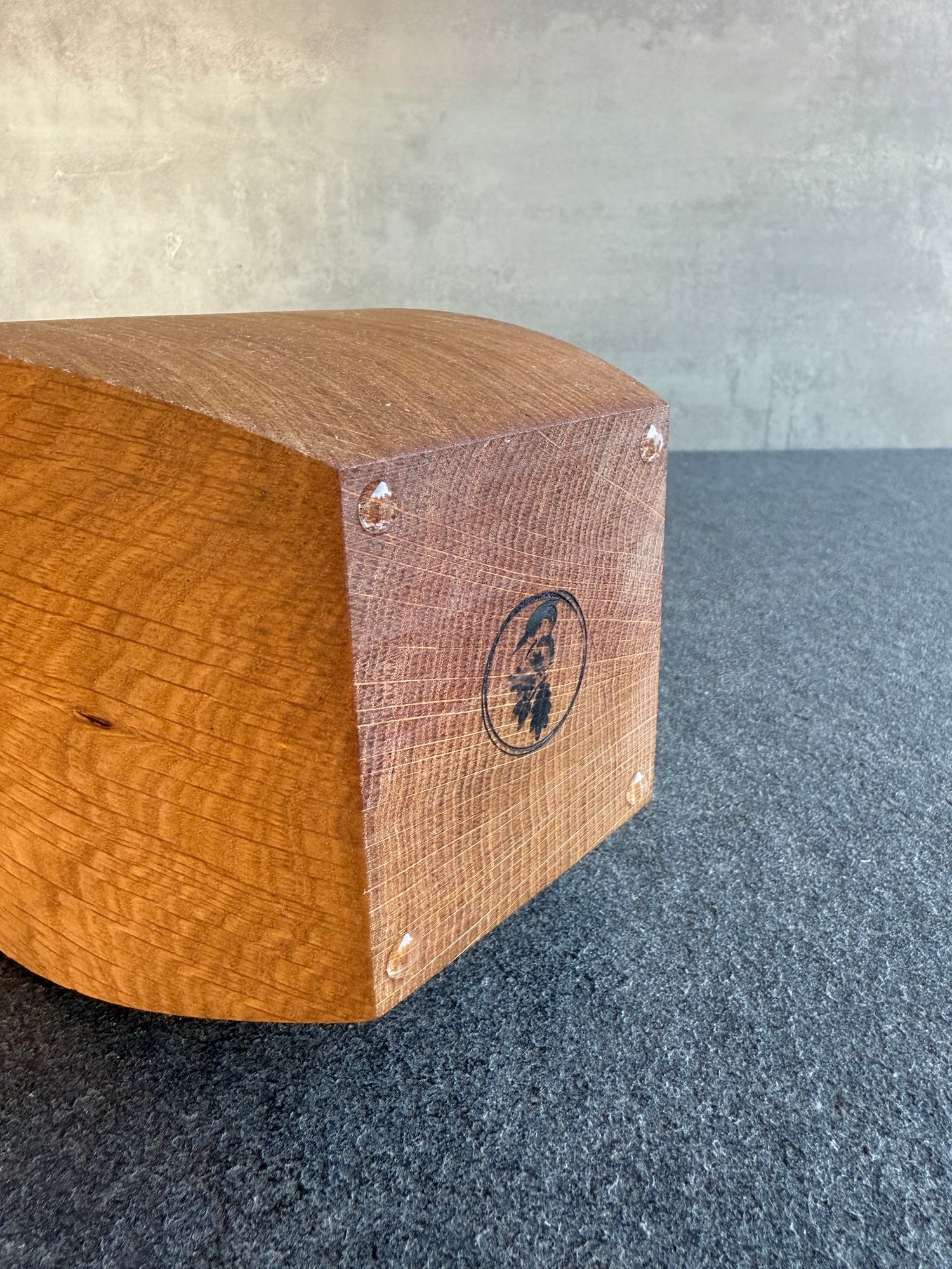 Ansicht von unten einer Vollholz Eichenvase