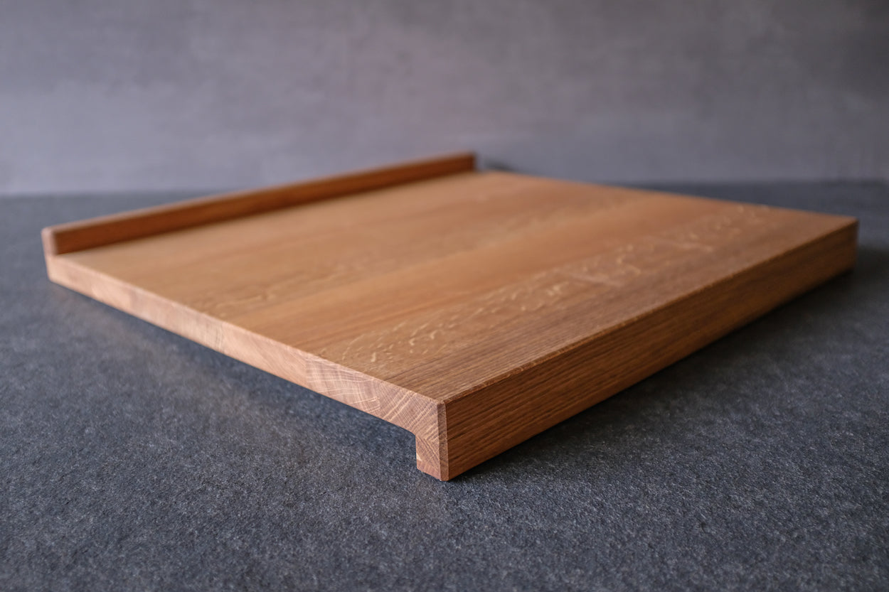 Pizza Arbeitsbrett mit 2 Anschlägen aus Eiche in der Größe 60 x 55 x 2,6 cm